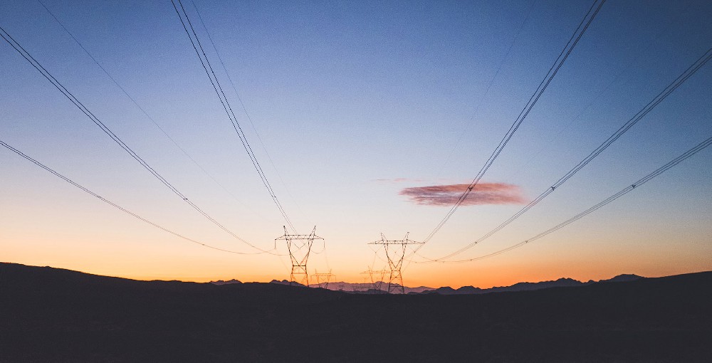 高壓電力輸送-中國電力管理體制重大變革：能源部成立與電力集團公司組建紀實